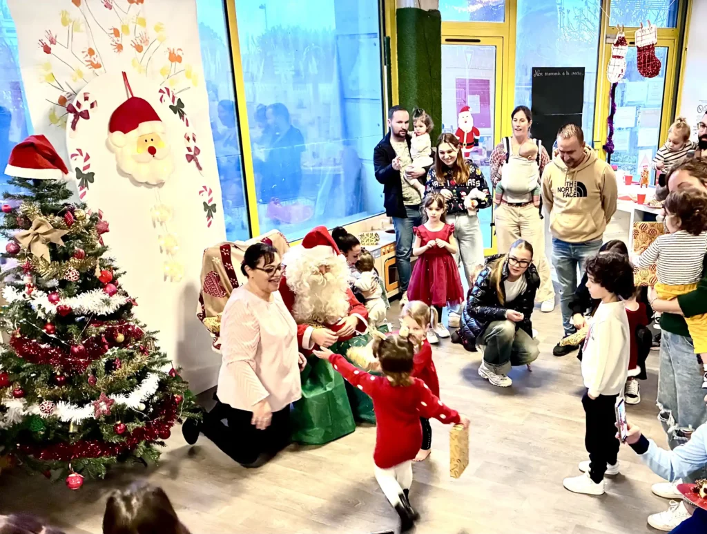 La distribution des cadeaux pour tous les enfants par le Père Noël